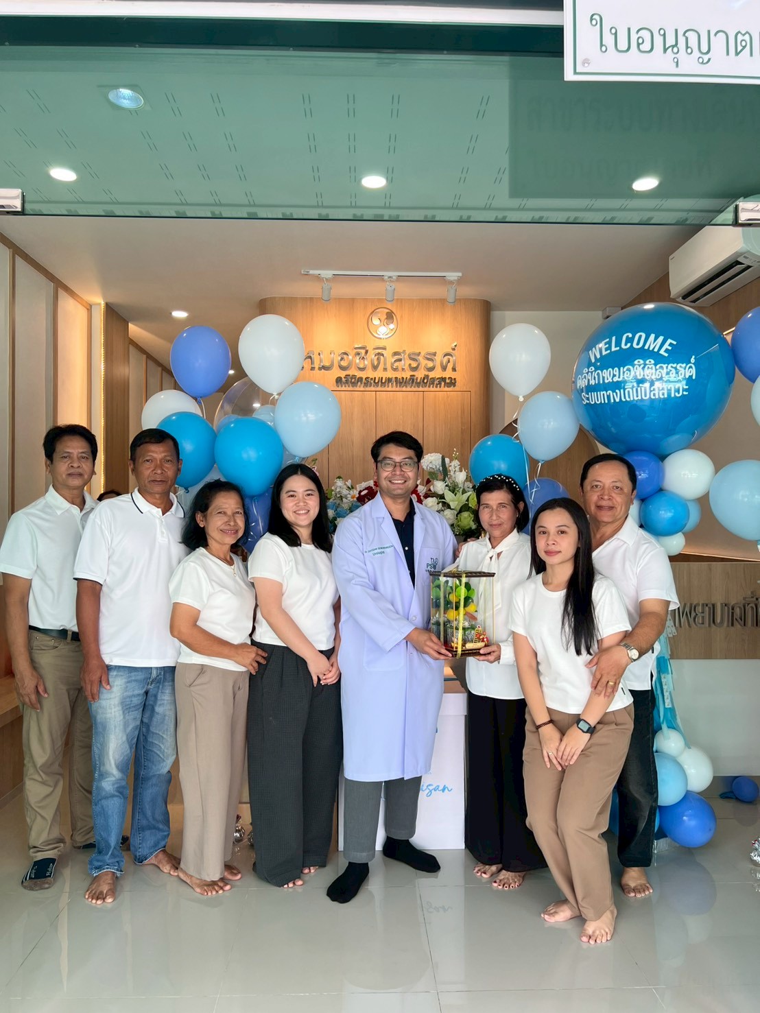 คุณหมอชิติสรรค์ถ่ายภาพร่วมกับครอบครัวและทีมงาน