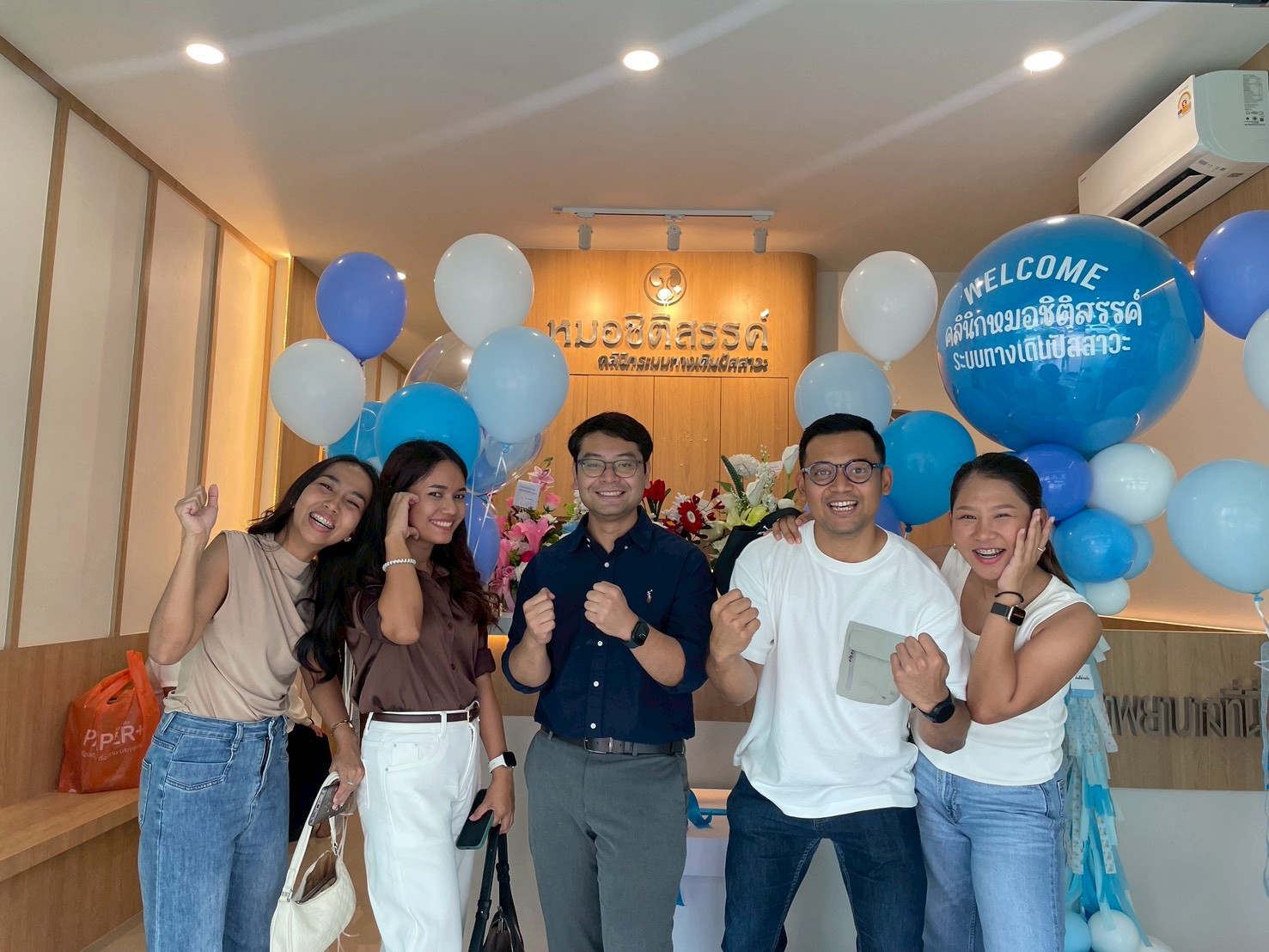 คุณหมอชิติสรรค์ถ่ายภาพร่วมกับเพื่อนและทีมงานวันเปิดคลินิก